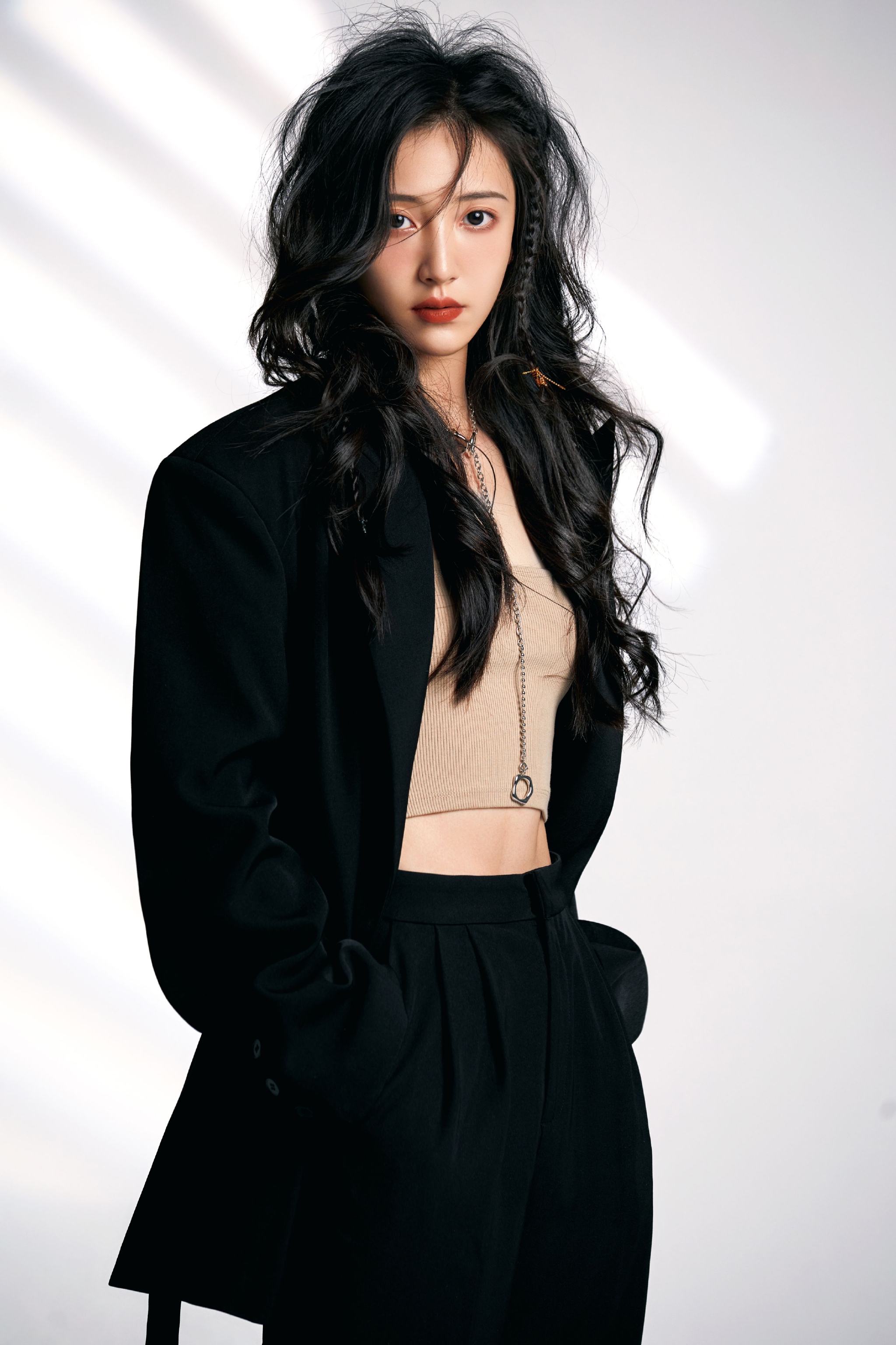 倪美诗初春质感写真释出 甜酷反差呈现多面魅力__财经头条