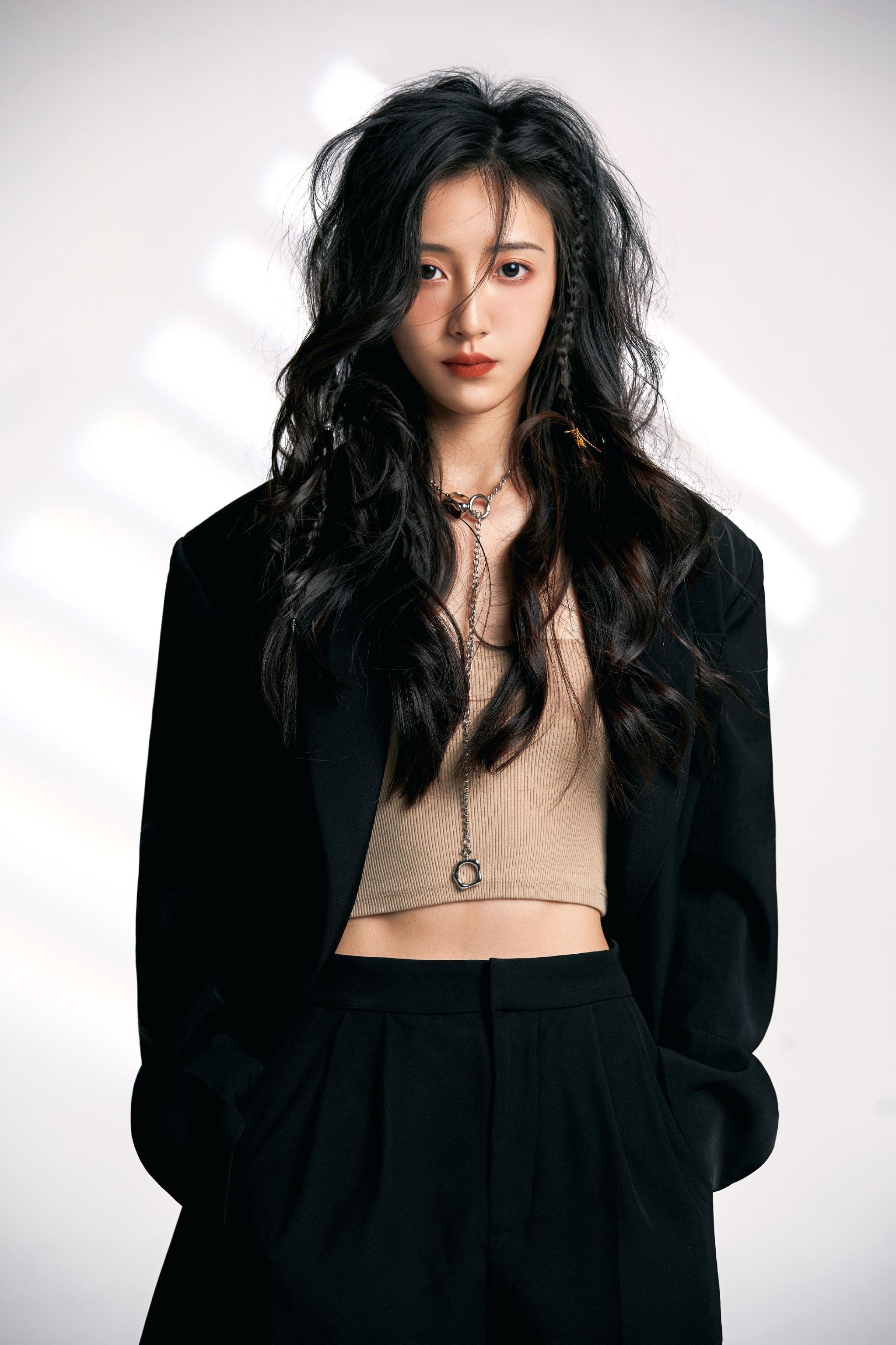 倪美诗初春质感写真释出 甜酷反差呈现多面魅力__财经头条