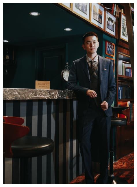 此外,杨鸣还上传了自己的西装照,简直帅气逼人,但网友们认为,儿女已经