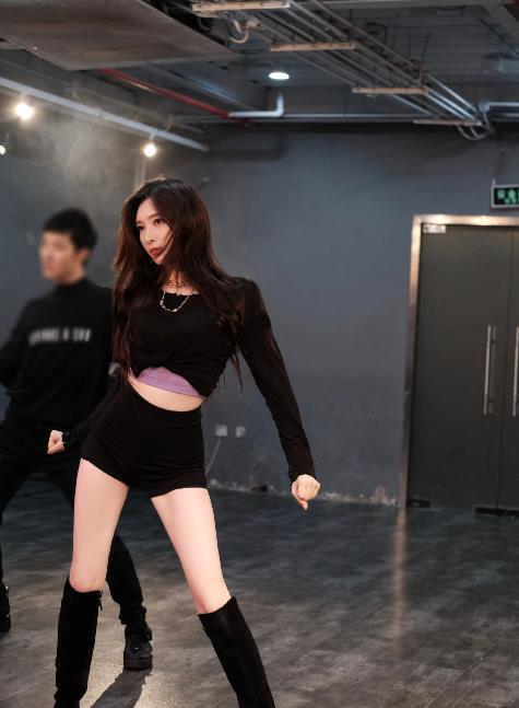 女明星好身材不展露江疏影未免太低调跳舞姿势惹关注