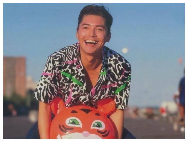 年轻时被误认为是外国人的"亚洲第一美男"尊龙有多帅