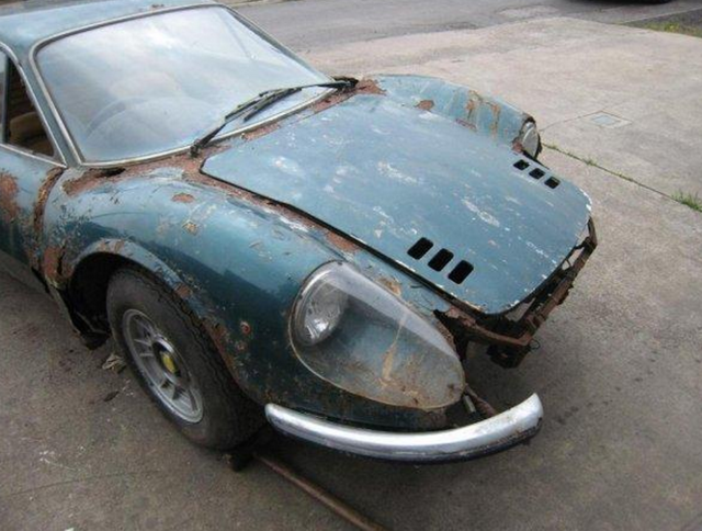 小伙原本打算200块卖给收破烂,网上一搜这破车收藏价值近千万