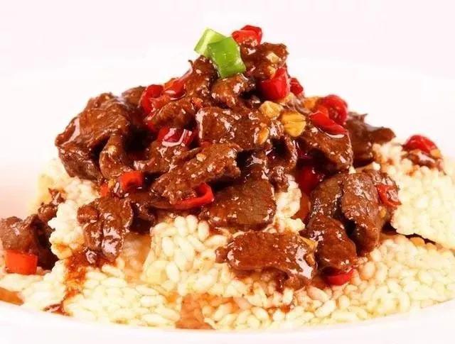 锅巴牛肉牛肉淋在锅巴上鲜辣香脆菜点合一毛利极高