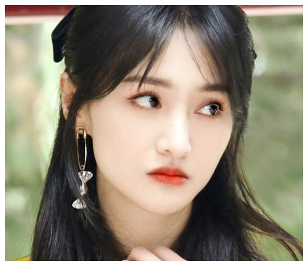 郑爽斜刘海造型现身活动,离开美颜滤镜后,这颜值是被上帝吻过吧__财经