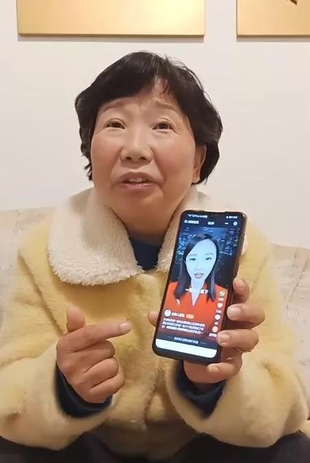 杜新枝最新表演:直播间前仰后合笑得发癫,"躺赢"