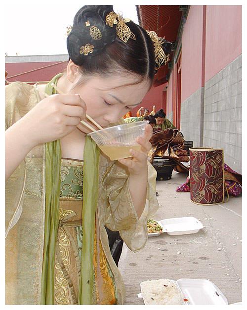 平日里宫女吃饭其实时间是不一致的,因为在古代的时候,宫女一般都是