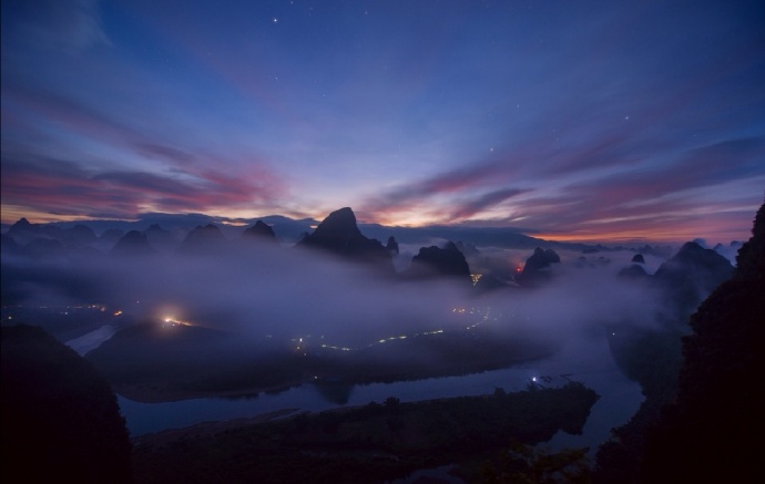 仙云冉冉坠人间烟萦雾绕锁山边