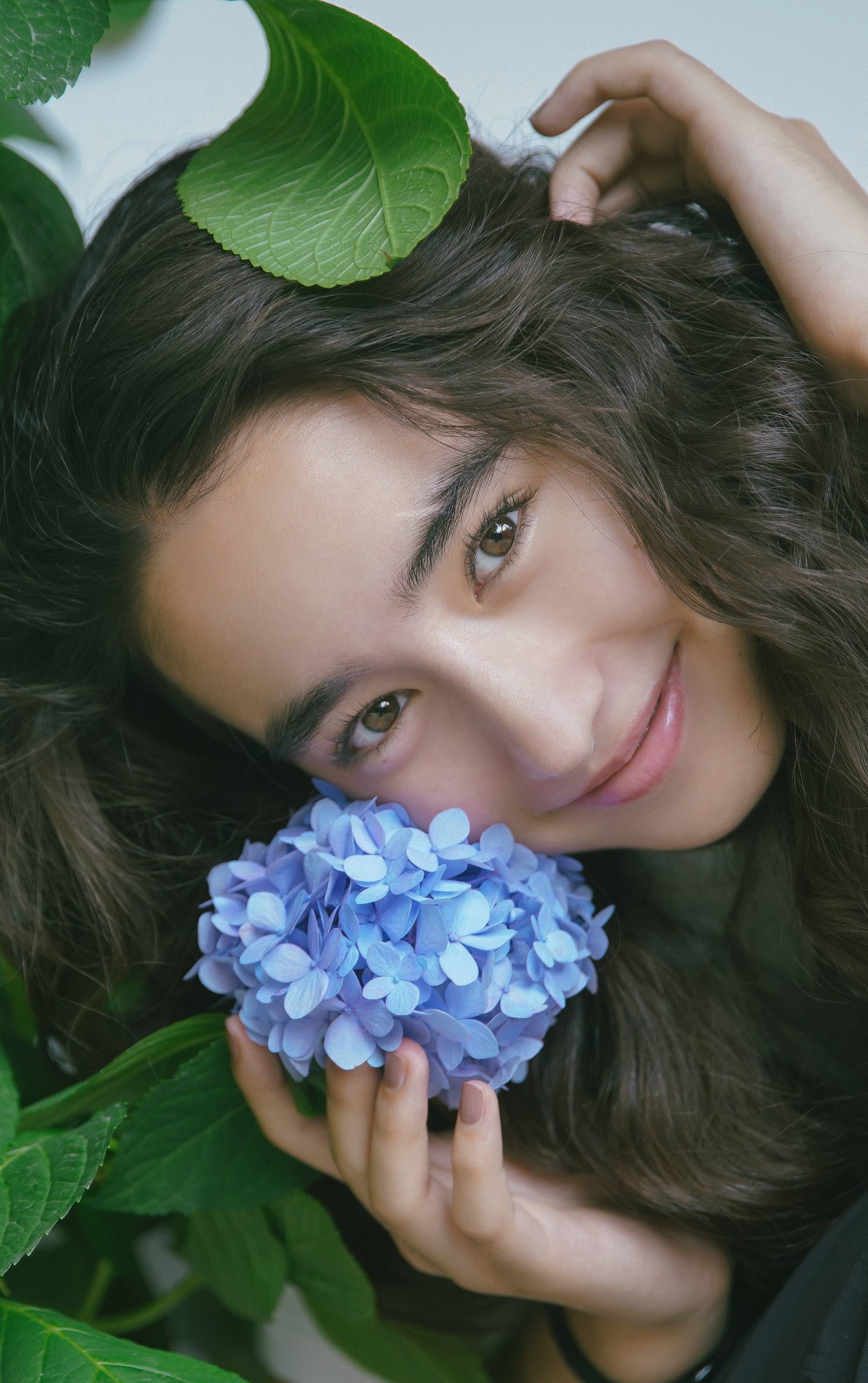 新生代演员李宛妲清新美图露出 花间少女彰显夏日活力