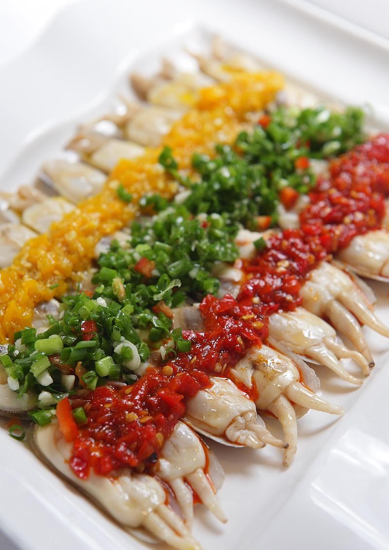 大厨教你一道凉拌蛏子金针菇做法,美味鲜香,香辣开胃,试试吧