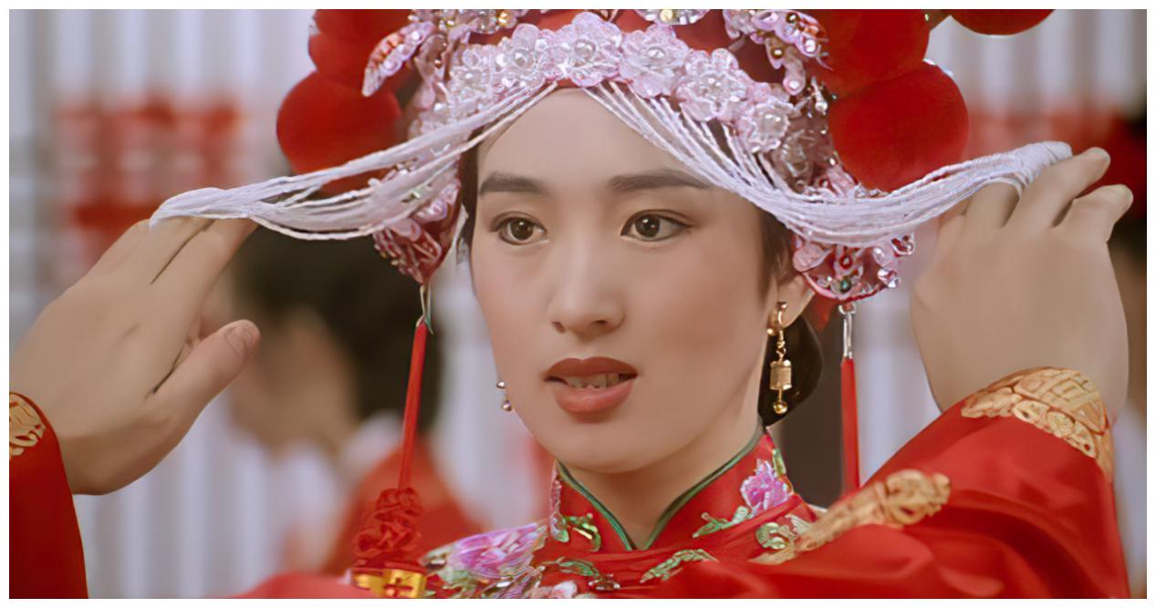 而秋香这位演员,众所周知,是女艺人巩俐所饰演的,而她在这部剧中,饰演