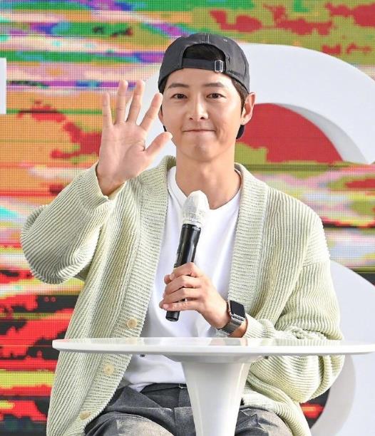 这段时间,宋仲基的工作行程也相当忙碌,前脚刚拍完电影《波哥大》,后