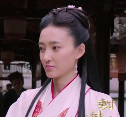 宫女将这些话转告了宣王,宣王明白了姜后心意,看到姜后站长巷里,等待