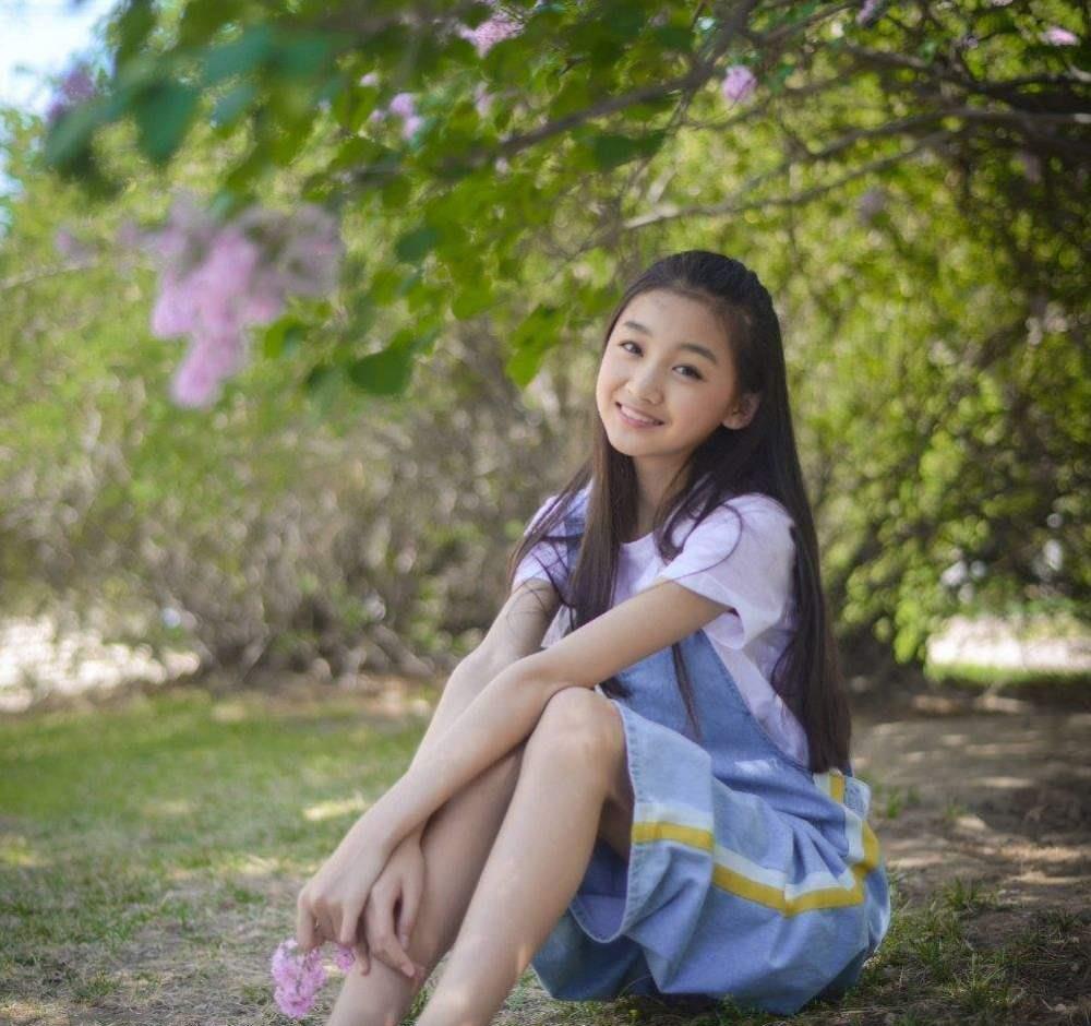 继黄杨钿甜后杨幂又签05后童星看到长相后眼光真毒