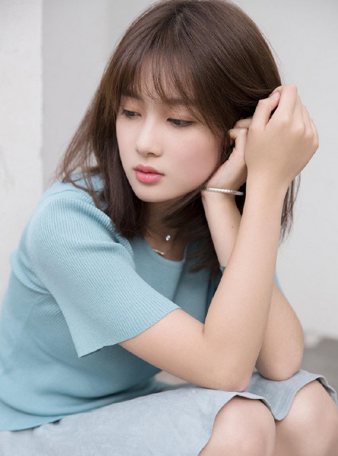 面目清秀的女神,在朴素的衣服,都难掩神仙颜值