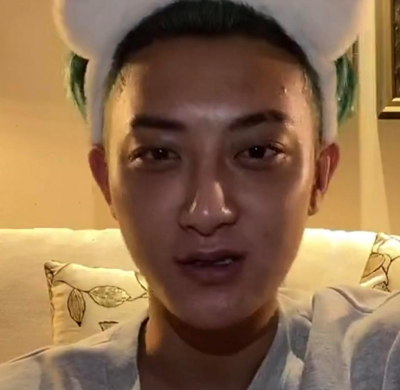 黄子韬直播截图被疯传,无美颜下痘痘黑头明显,这肤色是真实的吗
