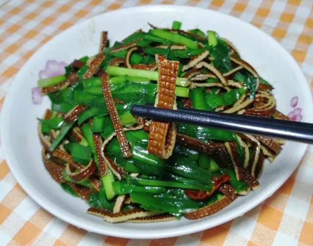 三伏天,多吃清淡爽口的家常菜,韭菜炒干丝,鲜香开胃,好吃下饭
