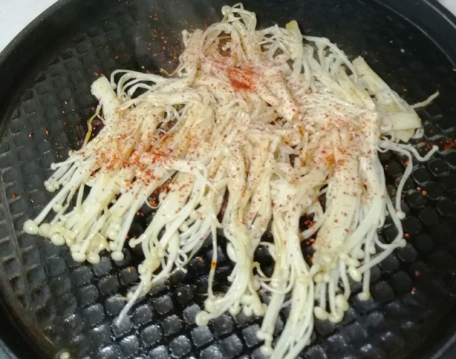 电饼铛烤金针菇,三个窍门,只需五分钟,简单好吃,香酥开胃下饭