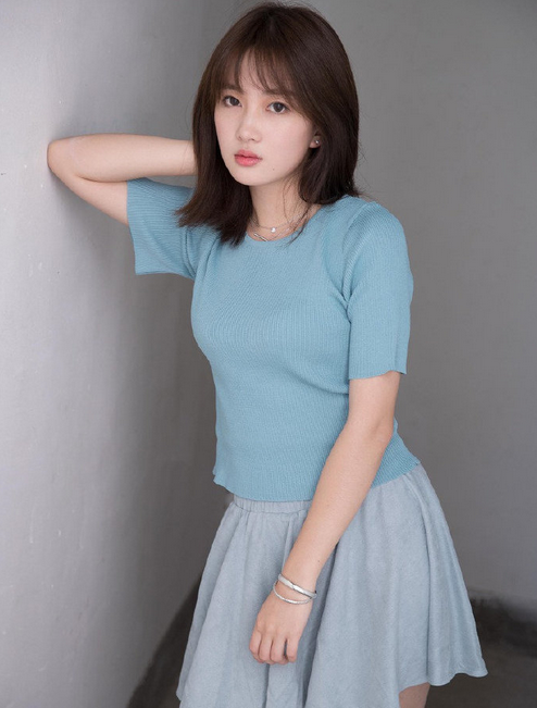 面目清秀的女神,在朴素的衣服,都难掩神仙颜值