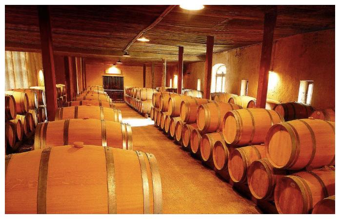 白酒酿造中一般不使用纯木制容器,白兰地,威士忌使用橡木桶贮存,可