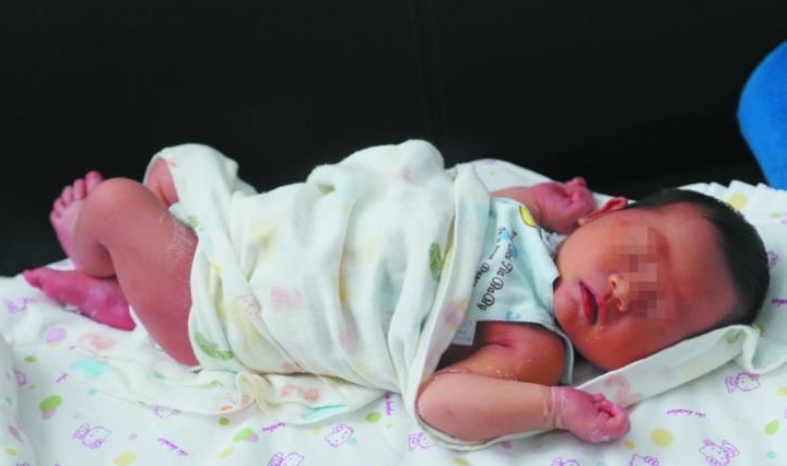 男子在路边捡了个孩子，2年后，得知是自己亲生女儿休闲区蓝鸢梦想 - Www.slyday.coM