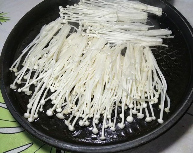 电饼铛烤金针菇,三个窍门,只需五分钟,简单好吃,香酥开胃下饭