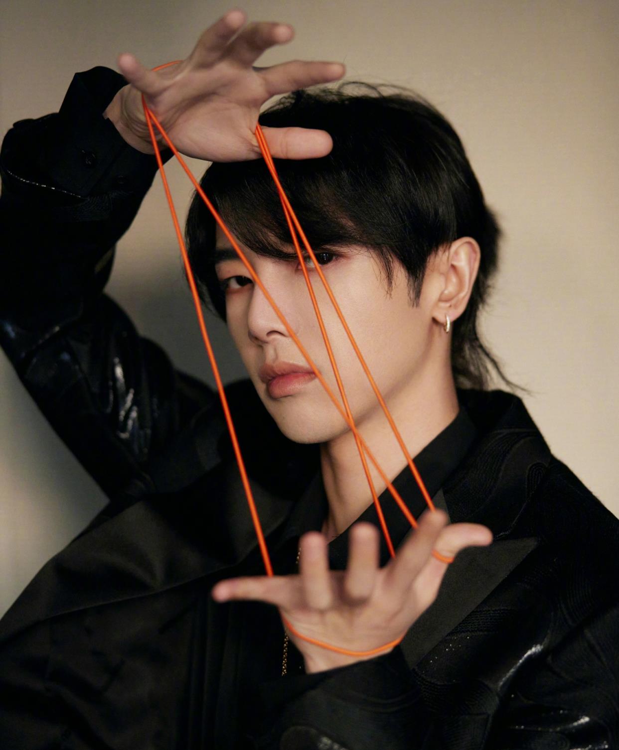 在活动现场,华晨宇穿着一身黑色修身西装,罕见的扎起了小辫子,额前留