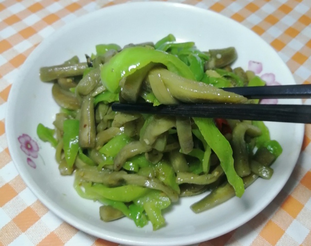 家常青椒炒茄子,好吃有窍门,炒时加几滴它,鲜香软嫩又美味下饭