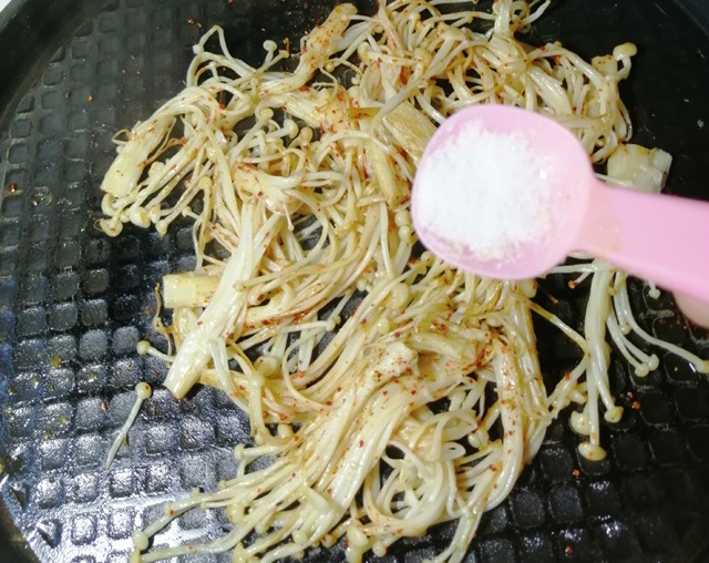 电饼铛烤金针菇,三个窍门,只需五分钟,简单好吃,香酥开胃下饭