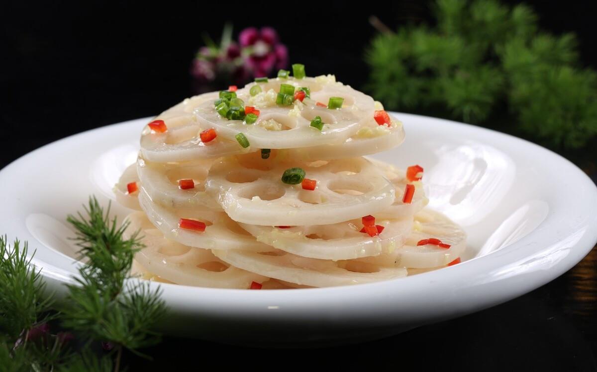 鲜脆的莲菜很多人都爱吃,而且莲菜的吃法很多,凉拌,搅炒,油炸,炖汤,包