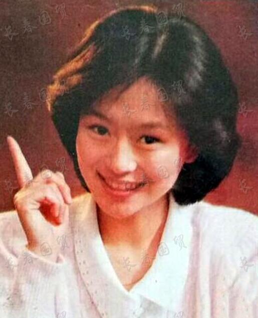 照片中,年轻时的鞠萍一头短发,穿着时尚自然,模样十分青涩.