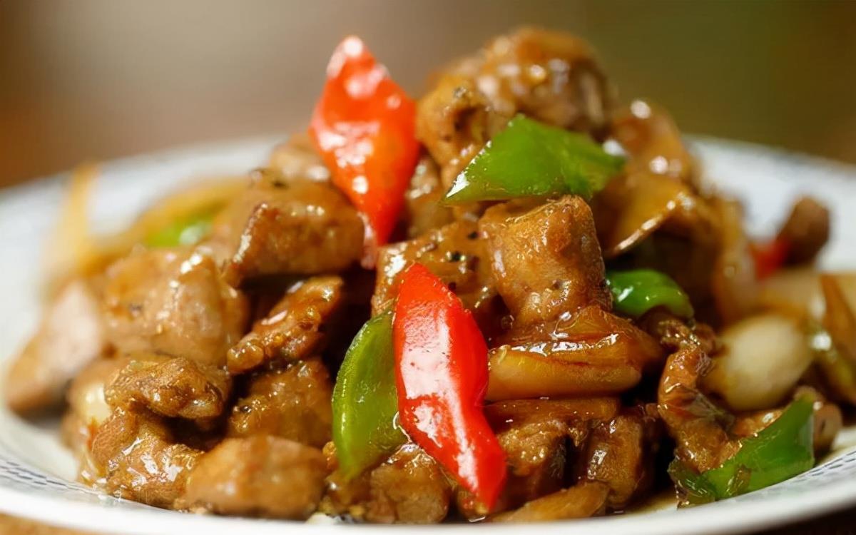 二:红烧牛肉1,牛肉切大块放入沸水中汆烫一分钟,随即捞出冲洗干净2