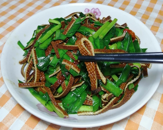 三伏天,多吃清淡爽口的家常菜,韭菜炒干丝,鲜香开胃,好吃下饭