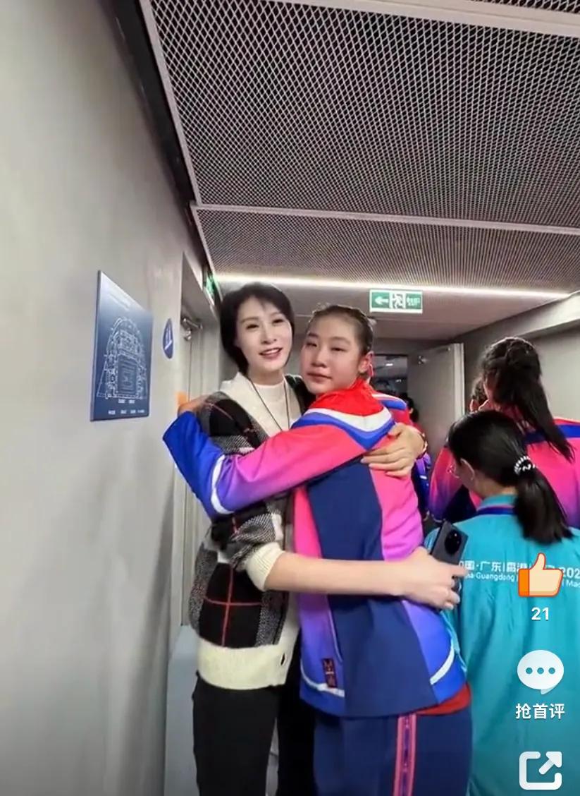 赵蕊蕊鼓励王奥芊张籽萱，朱婷王云蕗拥抱，庄宇珊张常宁合照