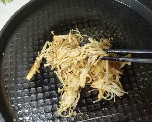 电饼铛烤金针菇,三个窍门,只需五分钟,简单好吃,香酥开胃下饭