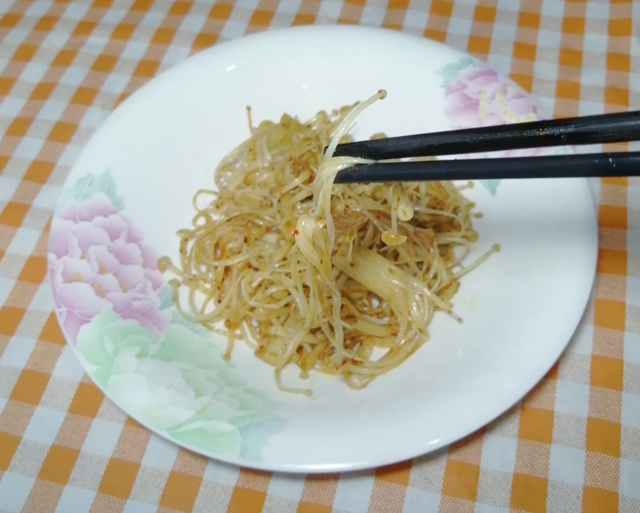 电饼铛烤金针菇,三个窍门,只需五分钟,简单好吃,香酥开胃下饭