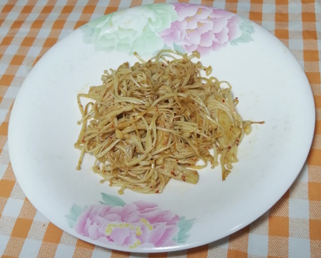 电饼铛烤金针菇,三个窍门,只需五分钟,简单好吃,香酥开胃下饭
