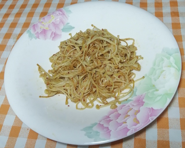 电饼铛烤金针菇,三个窍门,只需五分钟,简单好吃,香酥开胃下饭