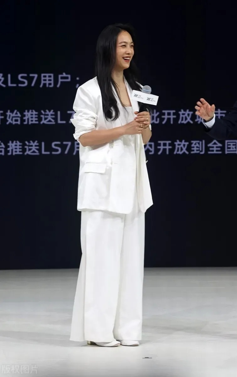 白色阔腿裤搭配白色尖头高跟鞋,优雅与飒爽之间自由切换