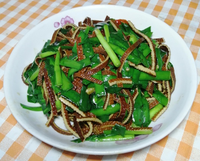 三伏天,多吃清淡爽口的家常菜,韭菜炒干丝,鲜香开胃,好吃下饭