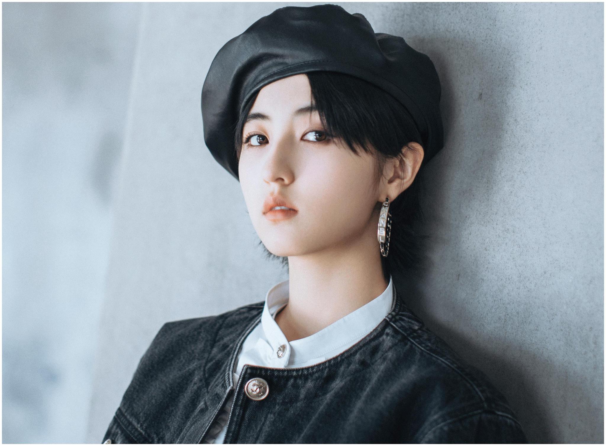 吴磊台上打碟,台下的张子枫,穿他外套看他笑!