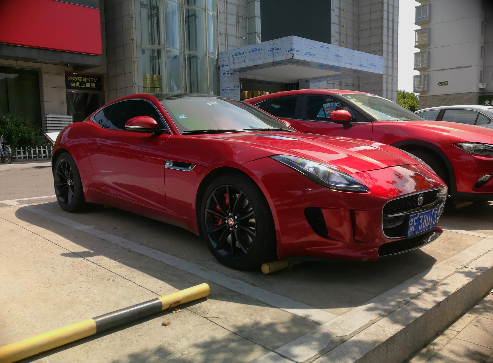 南通金沙镇实拍捷豹f-type跑车,红色车身非常拉风!