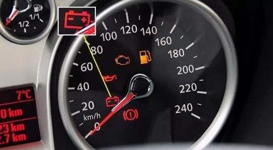 有客户问了,自己爱车仪表盘电池灯亮红灯是什么原因?