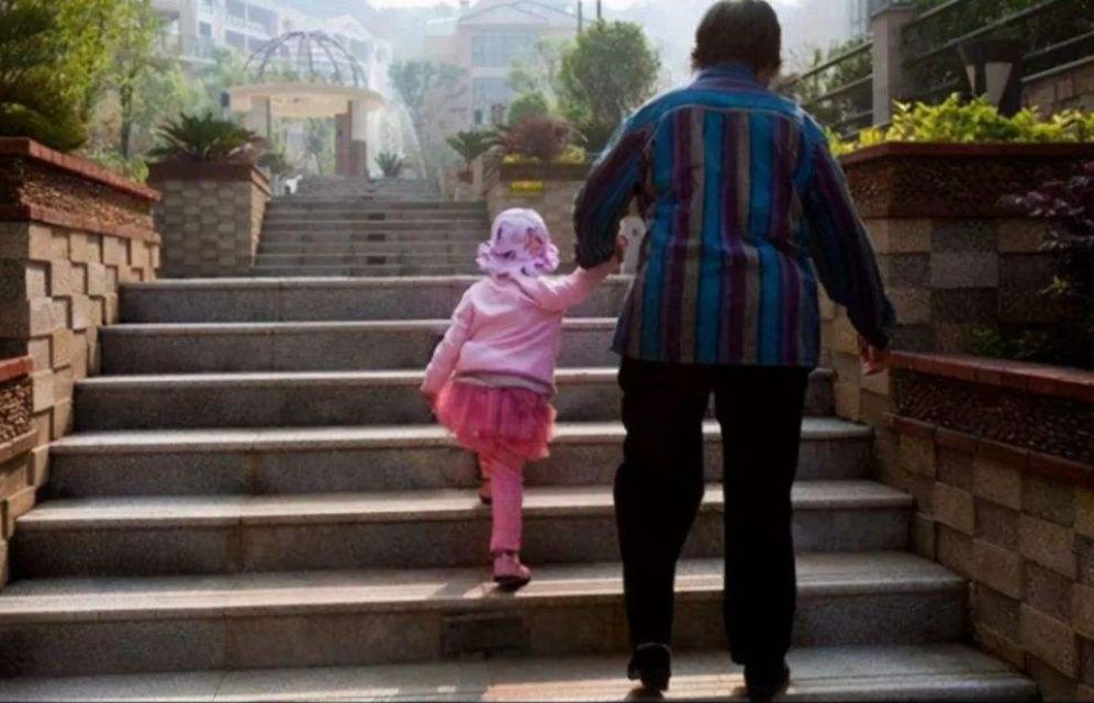 儿子让老母亲住自家车库，被“群骂”不孝顺，真的很过分吗？休闲区蓝鸢梦想 - Www.slyday.coM