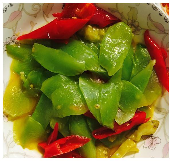 美食推荐:泡椒莴笋肉片,红烧羊排,芹菜炒牛肚丝的做法