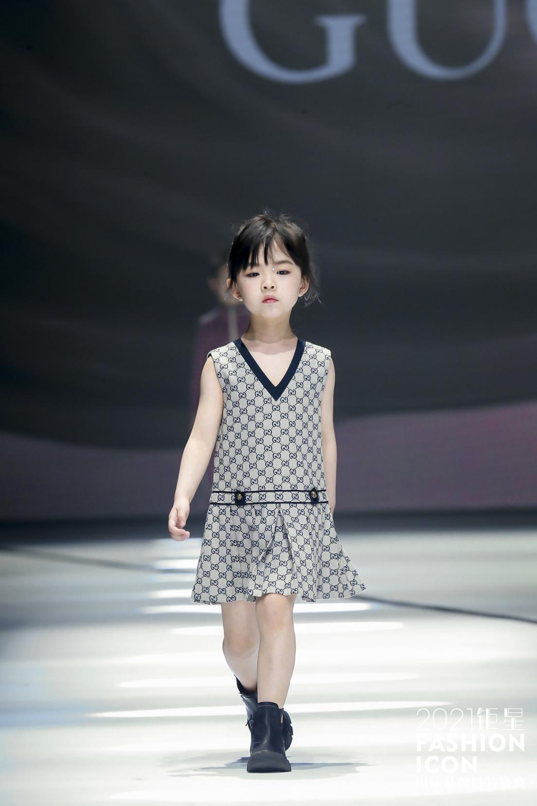 香港国际星童模赵梓潇gucci大秀台风超稳