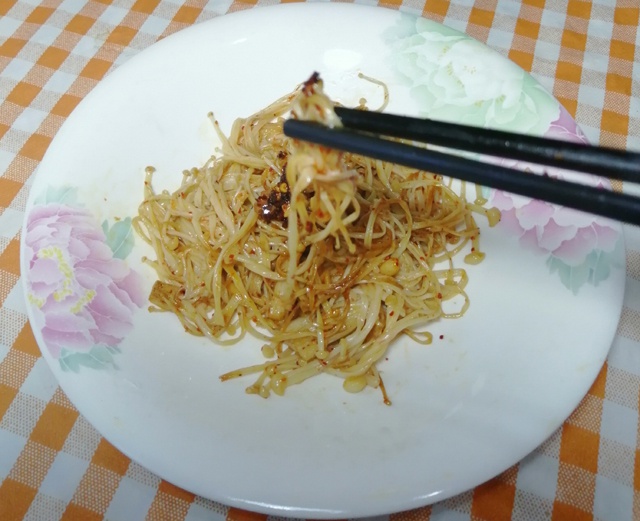 电饼铛烤金针菇,三个窍门,只需五分钟,简单好吃,香酥开胃下饭