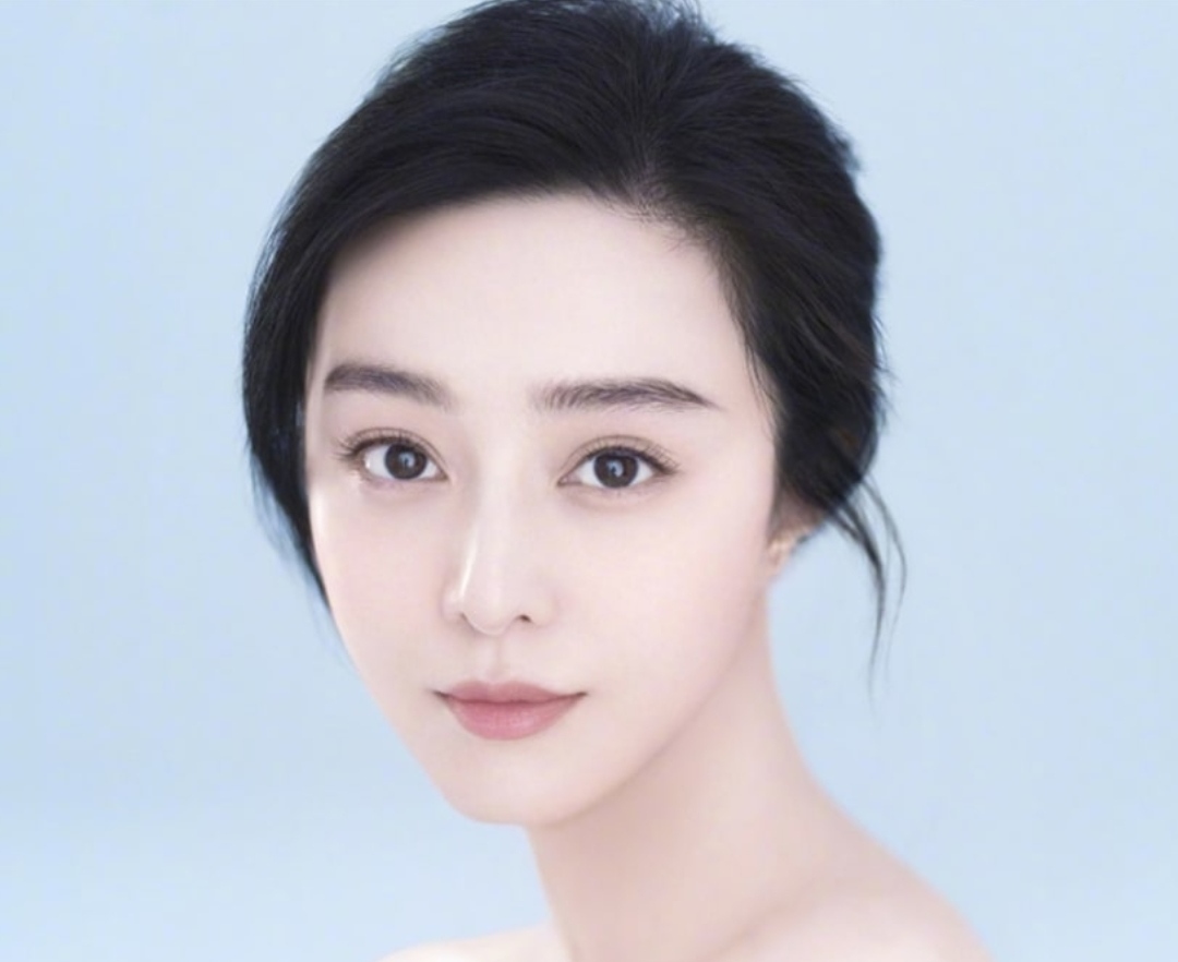 女星范冰冰前天(12日)在社交网站晒出一组居家运动的照片,还配文写道