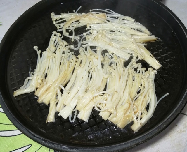 电饼铛烤金针菇,三个窍门,只需五分钟,简单好吃,香酥开胃下饭