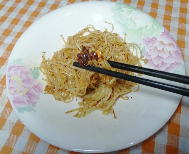 电饼铛烤金针菇,三个窍门,只需五分钟,简单好吃,香酥开胃下饭