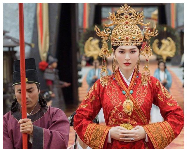 唐嫣产后露面,再穿婚服,气色红润.镜头扫到腰部,有点不敢相信